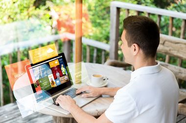 Symbolbild: Nahaufnahme eines Geschäftsmannes mit Laptop auf der Terrasse