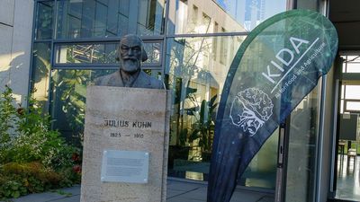 Büste und KIDA-Fahne